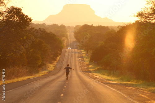 homem caminhando em rodovia na Chapada das Mesas, entre Balsas e Carolina, Maranhão 