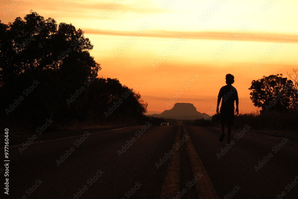 homem caminhando em rodovia na Chapada das Mesas, entre Balsas e Carolina, Maranhão homem caminhando em rodovia na Chapada das Mesas, entre Balsas e Carolina, Maranhão