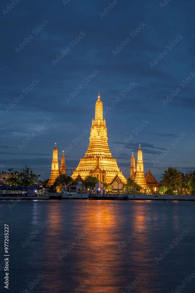 Naklejka premium Wat Arun Ratchawararam temple. Beautiful sunset at Chao Phraya river, landmark Bangkok Thailand.