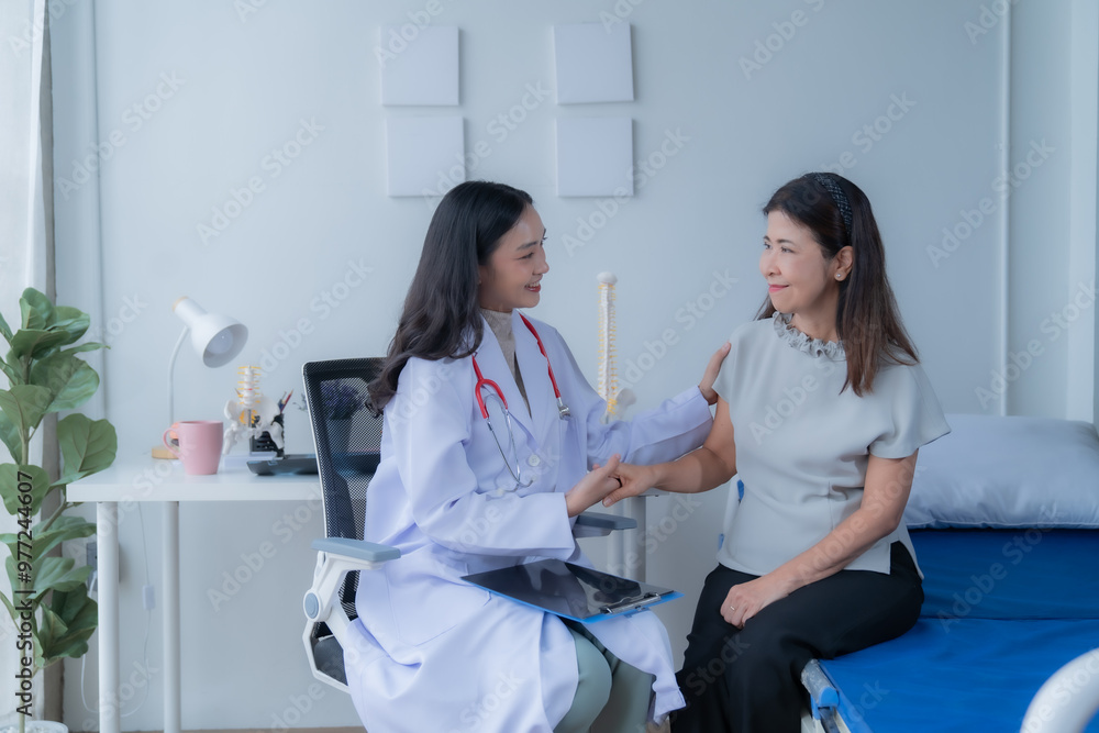 Obraz premium consulting female patient about pills and discussing health treatment sitting in the office at the desk. Medicine and health care concept. Doctor prescribing medicine to patient in the office.