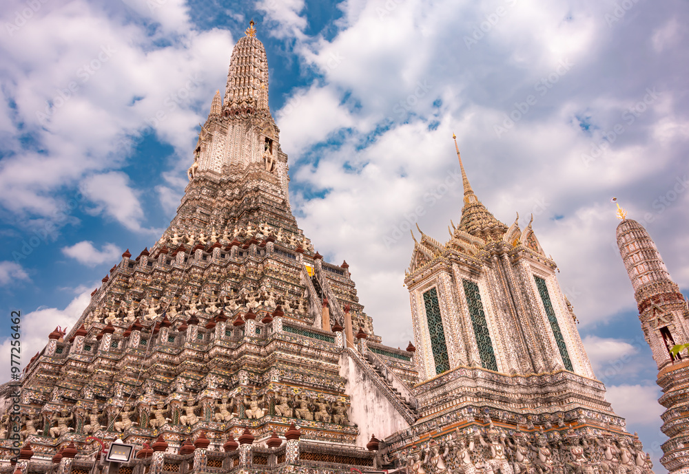 Fototapeta premium Buddhist temple in Bangkok city, Thailand
