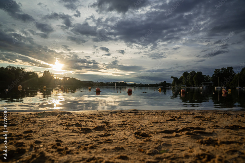 letni zachód słońca na piaszczystej plaży nad jeziorem