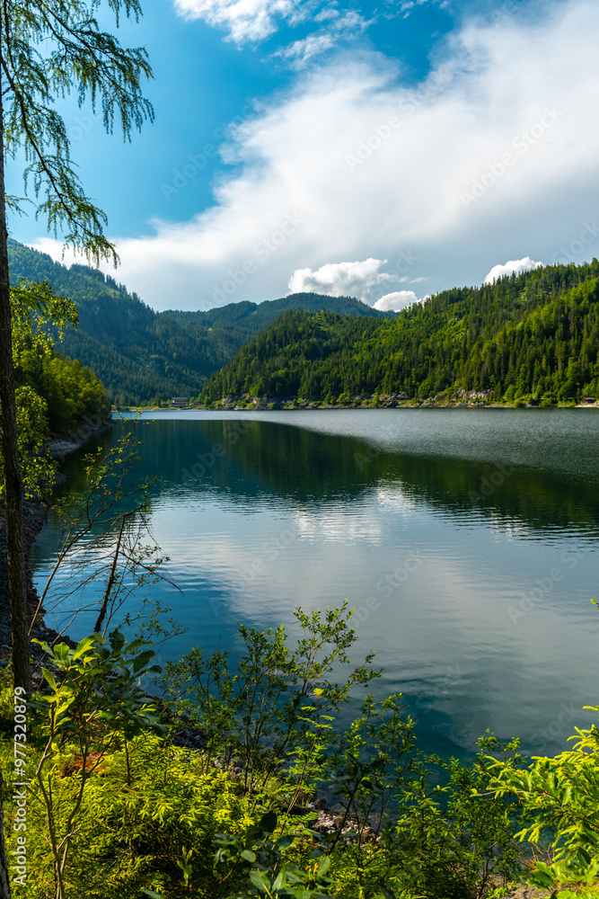Fototapeta premium Gosausee bei Hallstatt am Dachstein – Atemberaubende Alpenlandschaft in Österreich