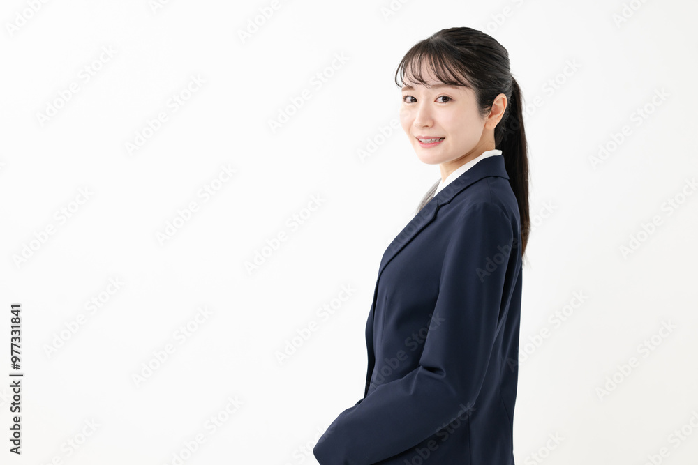 スーツを着た笑顔の若い女性