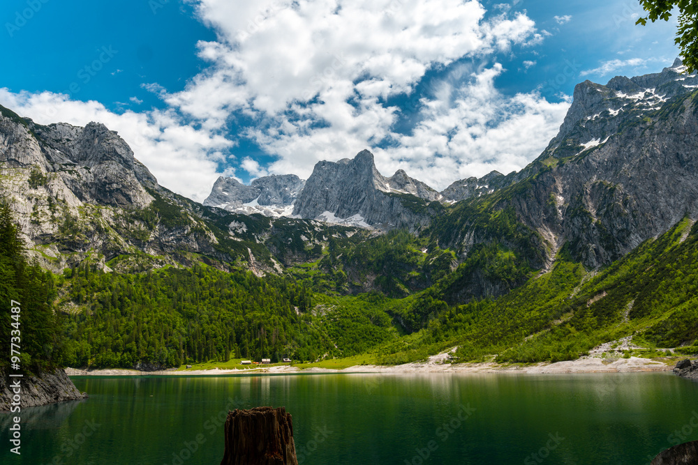 Fototapeta premium Hinterer Gosausee bei Hallstatt am Dachstein – Atemberaubende Alpenlandschaft in Österreich