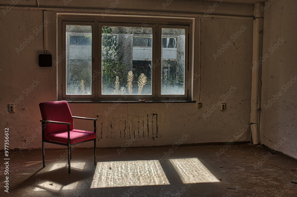 Fototapeta premium Altbau leeres Zimmer mit rotem Stuhl