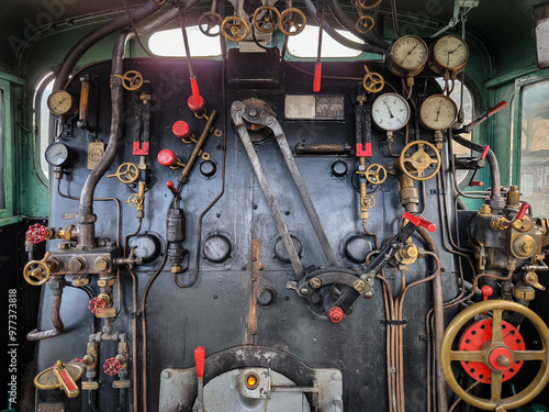 Interior de uma antiga locomotiva a carvão com as ferramentas essenciais para o controle e funcionamento photo