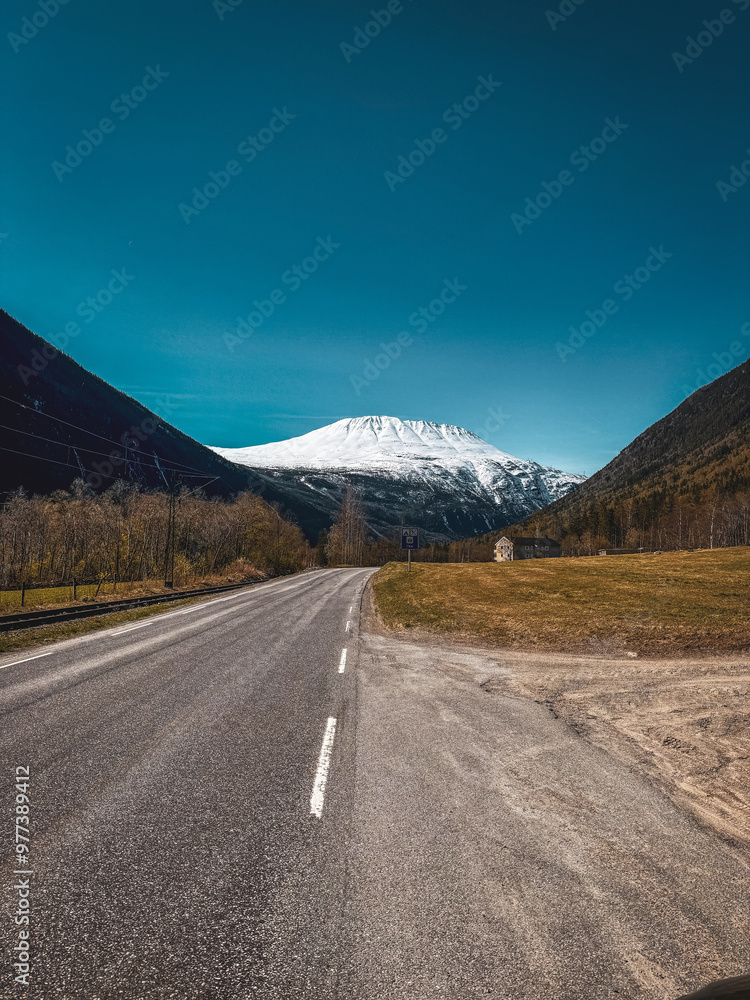 Naklejka premium Norwegen, Norway, Gaustatoppen, Gaustabanen, Berg, Mountain, Landschaften, Landscapes, Schnee, Snow, Drohnen, Droneshots, Himmel, Sky, Blue, Winter, Herbst, Kalt, Düster, Wolken, Bäume, Trees, 