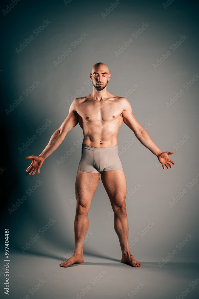 Obraz premium Shirtless male dancer showing perfect body in studio