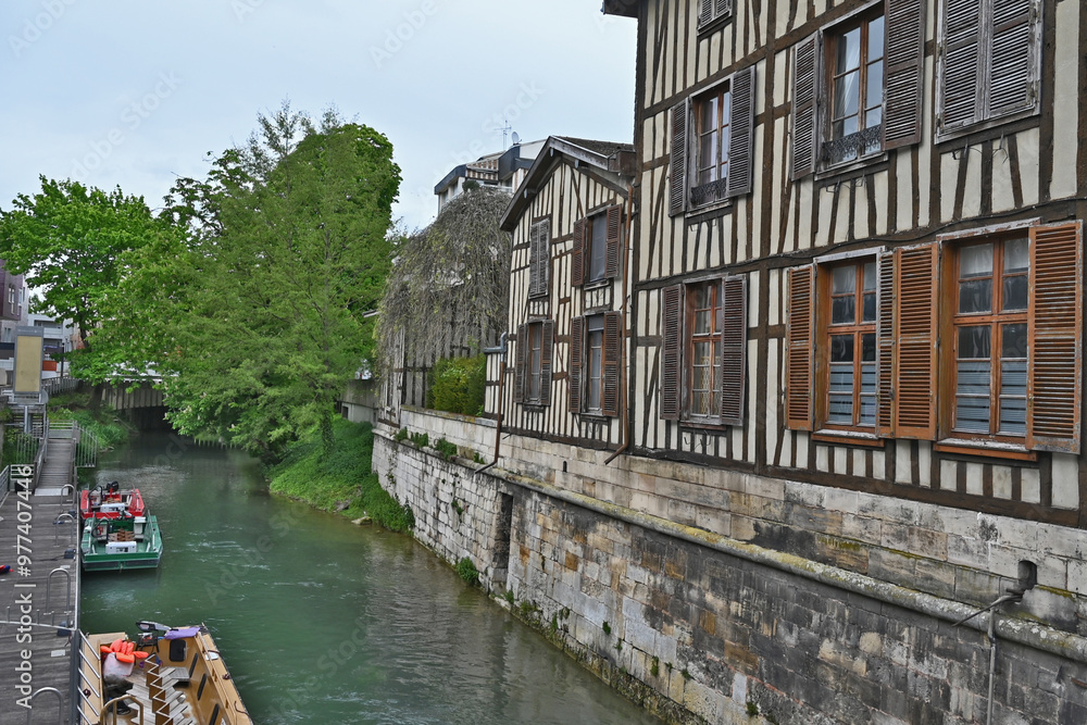 Naklejka premium Châlons-en-Champagne, Strade, antiche case e canali, Francia