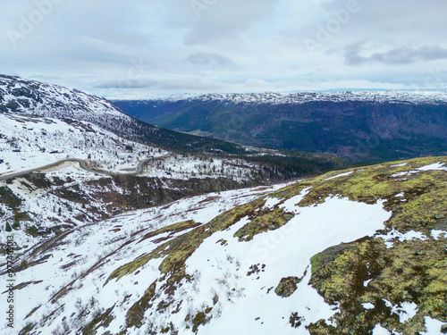 Norwegen, Norway, Sonstevatn, Sønstevatn, Berg, Mountain, Landschaften, Landscapes, Schnee, Snow, Drohnen, Droneshots, Himmel, Sky, Blue, Winter, Herbst, Kalt, Düster, Wolken, Bäume, Trees, Straße photo