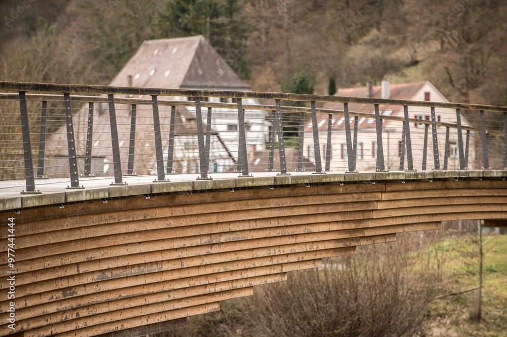 Detail Holzbrücke mit Betonplatten vor historischen Gebäuden Detail Holzbrücke mit Betonplatten vor historischen Gebäuden