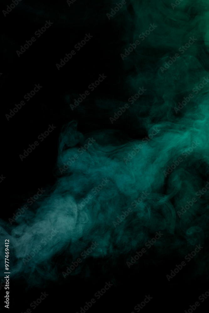 Volutes de fumée flottant sur un fond noir. Volutes de fumée flottant sur un fond noir.