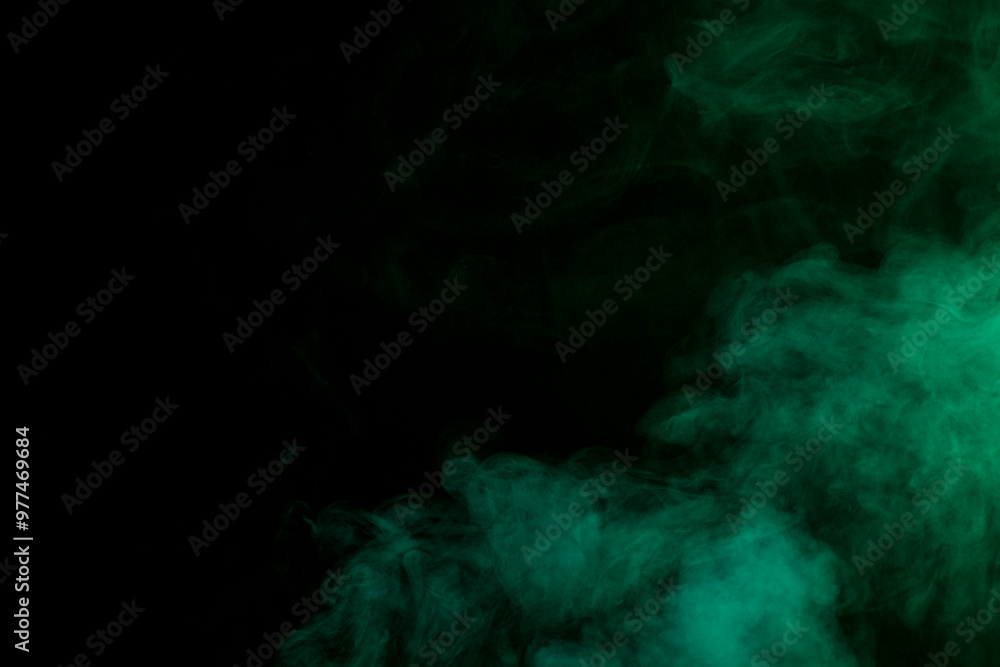 Volutes de fumée flottant sur un fond noir. Volutes de fumée flottant sur un fond noir.