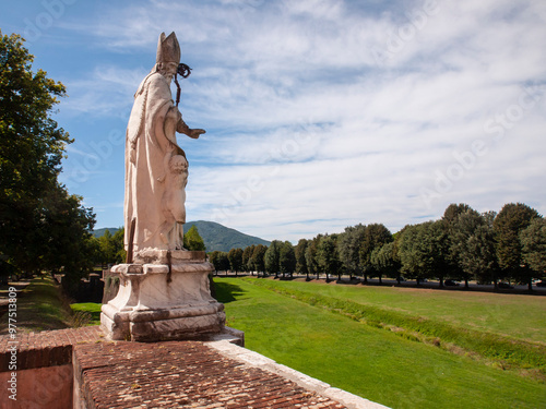 Italia, Toscana, la città di Lucca. Le antiche mura. photo