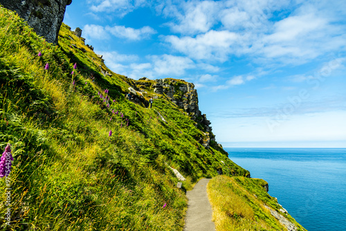 Obraz na płótnie Eine fantastische Wanderung bei den Valley of Rocks zur kleinen Hafenstadt Lynmouth in der Grafschaft Devon - Vereinigtes Königreich w salonie