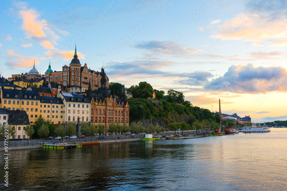 Obraz premium スウェーデン 夕暮れのストックホルム、セーデルマルム島の街並み