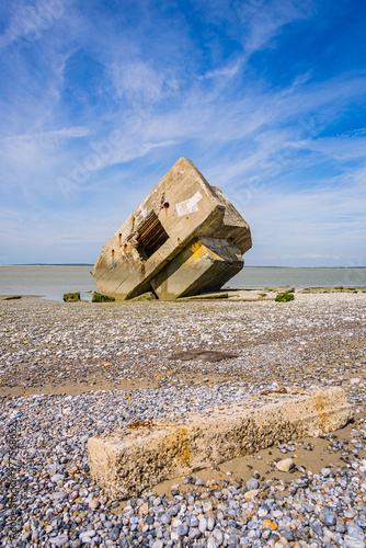 Le bunker renversé de la Réserve Naturelle Nationale de la Baie de Somme à Le Hourdel photo