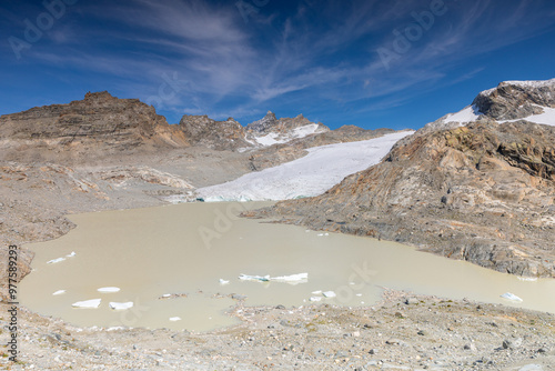 Le lac du glacier du Grand Méan en été en France . photo