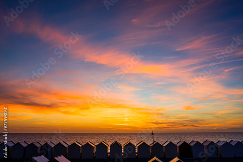 Coucher de soleil sur les cabine de plage et l'océan à Cayeux-sur-Mer