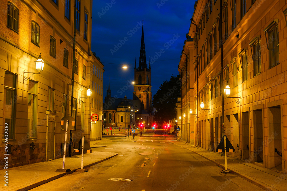 Fototapeta premium スウェーデン 夜のストックホルム、リッダーホルム教会を望める旧市街ガムラスタンの通り