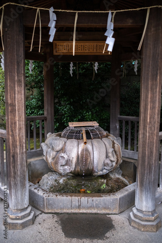 Obraz na płótnie Gojōten Shrine, is a shrine within Ueno Park that dates from 1662. Therefore the shrine is used by people who are praying for healing and also students hoping to pass exam w salonie