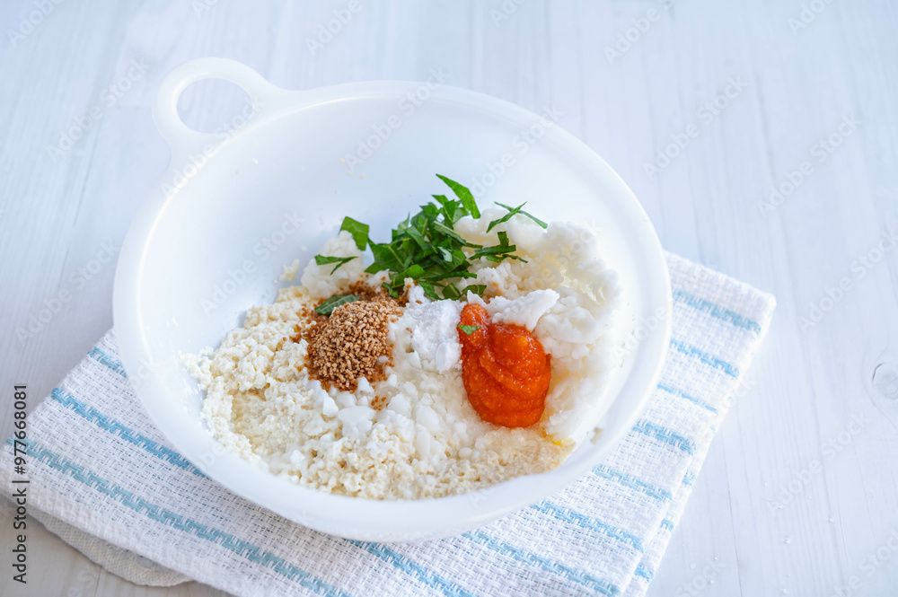 裏ごしした豆腐とはんぺんに食材を加える