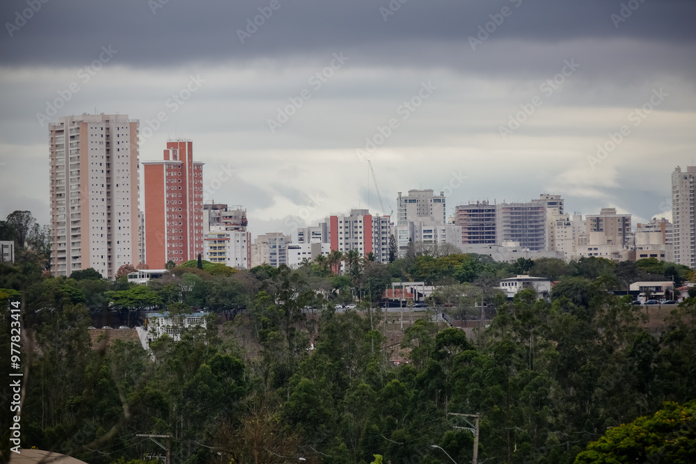 Vista da paisagem com ceu escuro de chuva com fundo da cidade. Vista da paisagem com ceu escuro de chuva com fundo da cidade.