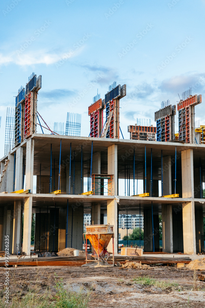 Obraz premium construction of multi-storey building using modern technologies of monolithic housing construction. residential building with apartments shopping center. concrete cement formwork, professional tools