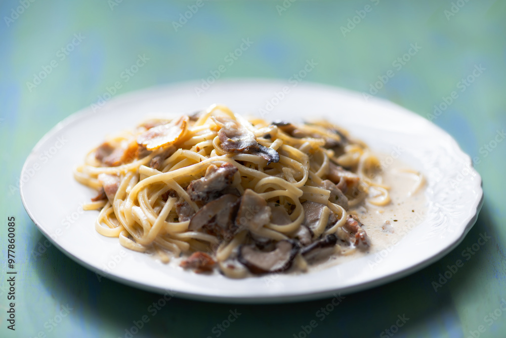 carbonara pasta with mushrooms and bacon