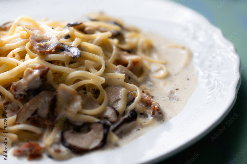 carbonara pasta with mushrooms and bacon