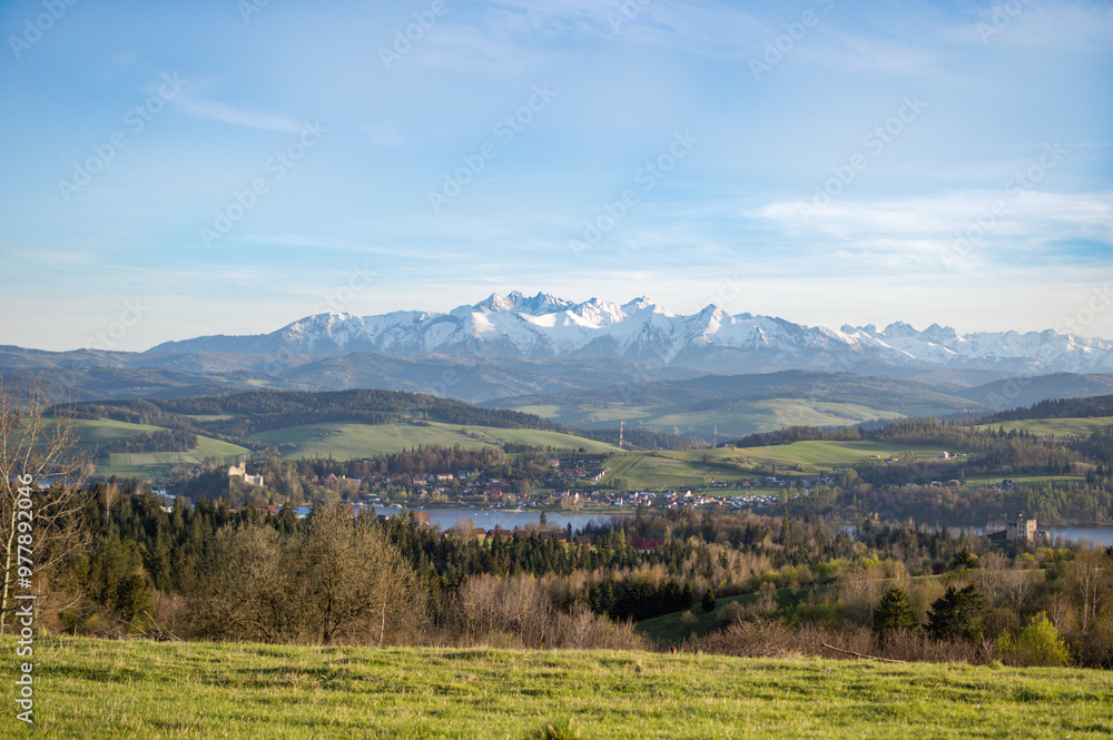 Fototapeta premium Widok na ośnieżone szczyty górskie - góry Tatry oraz Jezioro Czorsztyńskie i Niedzice. Panorama Tatr