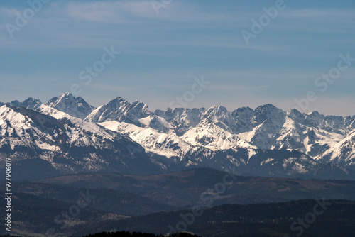 Ośnieżone szczyty górskie - góry Tatry. Widok z wieży widokowej na szczycie góry Koziarz w Beskidzkie Sądeckim. Panorama Tatr - zbliżenie