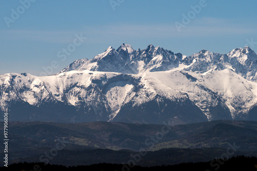 Fototapeta Naklejka Na Ścianę i Meble -  Ośnieżone szczyty górskie - góry Tatry. Widok z wieży widokowej na szczycie góry Koziarz w Beskidzkie Sądeckim. Panorama Tatr - zbliżenie