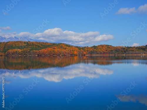 青木湖の湖面に映る紅葉した山並み 長野県大町市