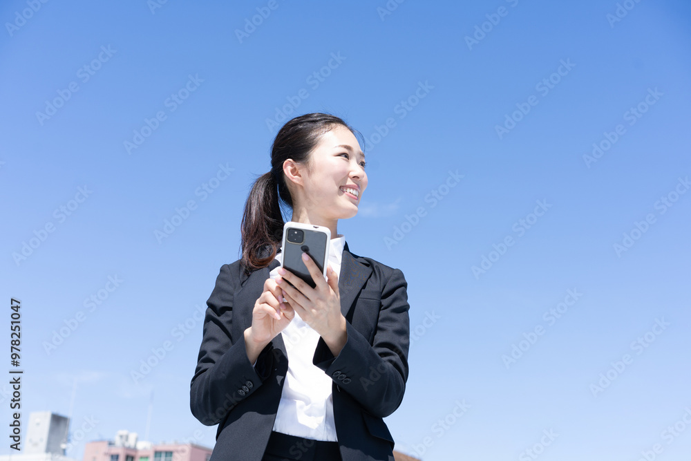 スマホを持ったビジネスウーマンのポートレート スマホを持ったビジネスウーマンのポートレート