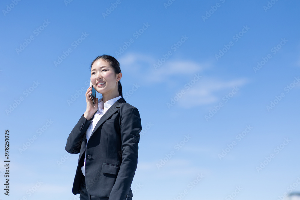 電話をするビジネスウーマン