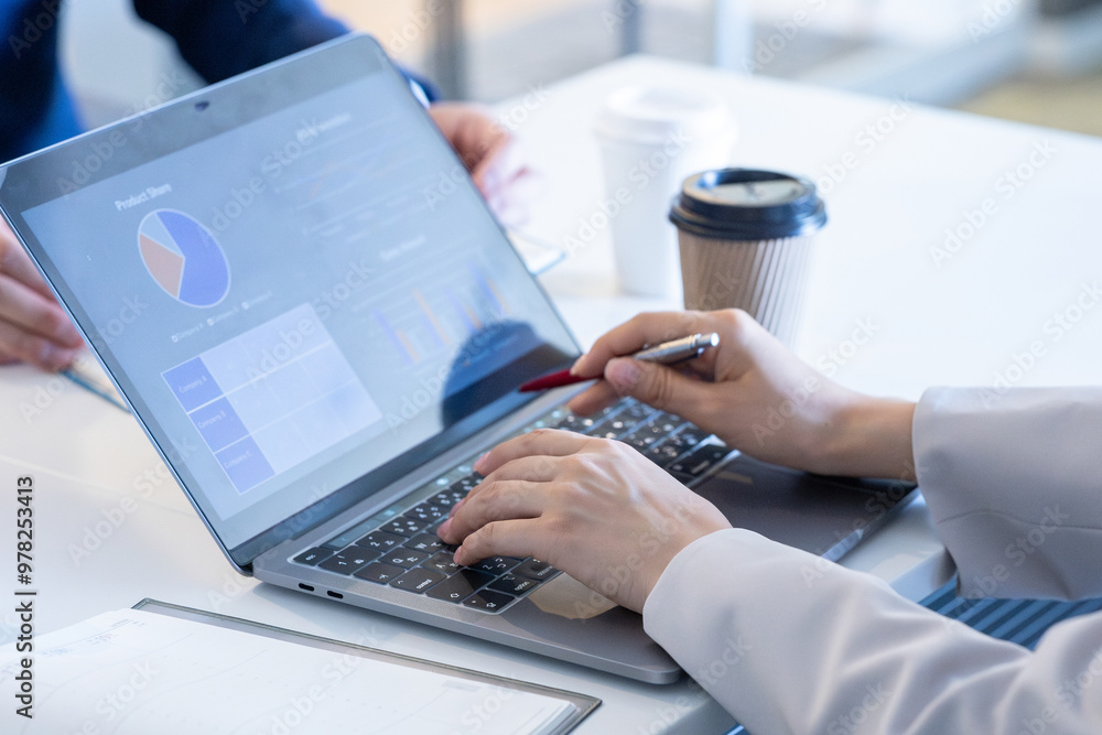 Fototapeta premium パソコンを触るビジネスウーマンの手元