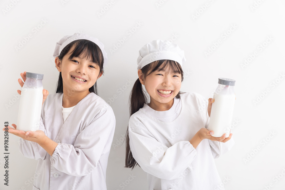 給食着を着て牛乳を持った女の子　milk