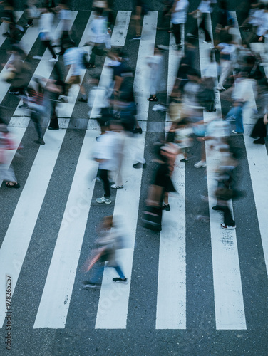 人々が歩いて移動する交差点　ビジネス　長時間露光
