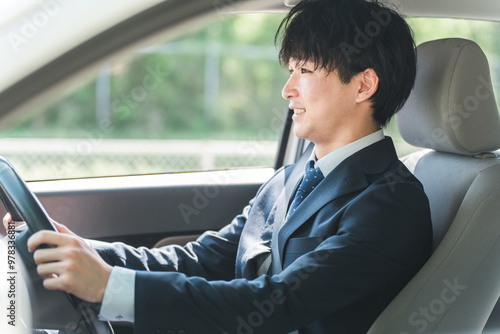 車を運転するスーツ姿の若い男性ビジネスマン
 photo