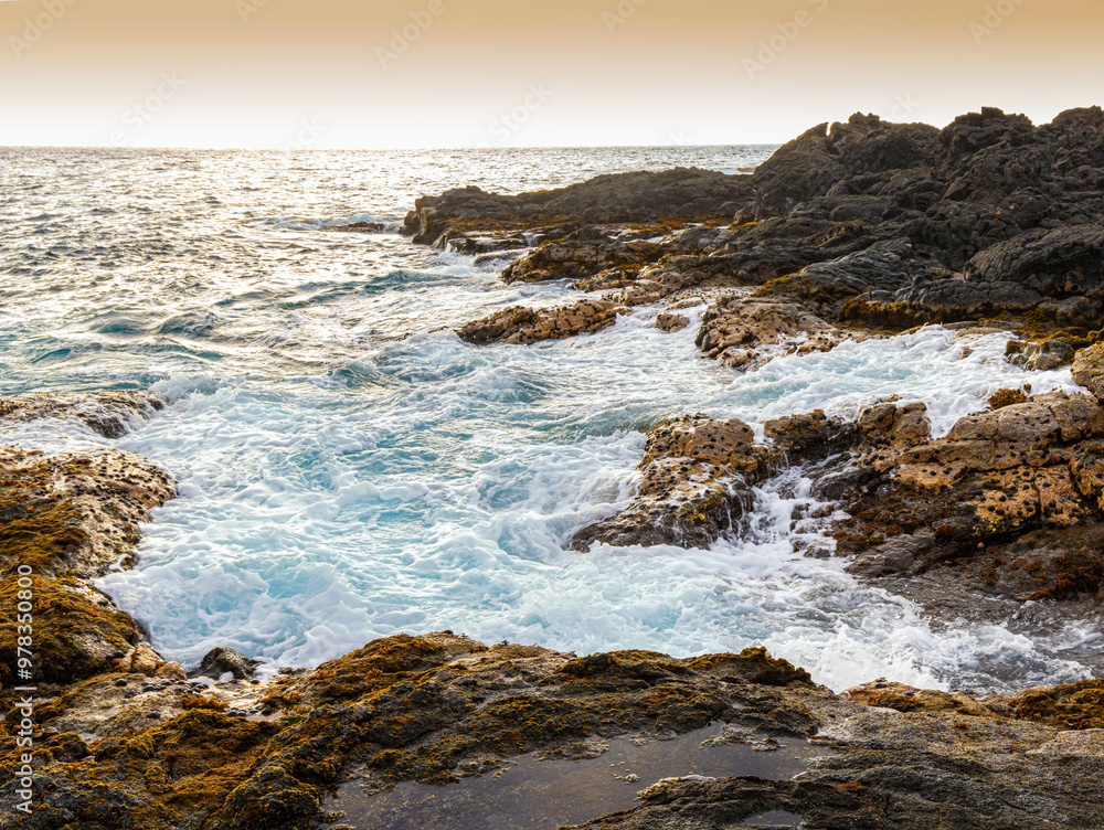 Obraz premium Waves Crashing Against The Volcanic Shoreline at Hokulia Shoreline Park, Hawaii Island, Hawaii, USA