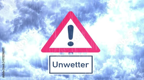 Bedrohliche Wetterlage, Himmel mit dunklen Wolken und ein Schild Warnung vor einem Unwetter photo