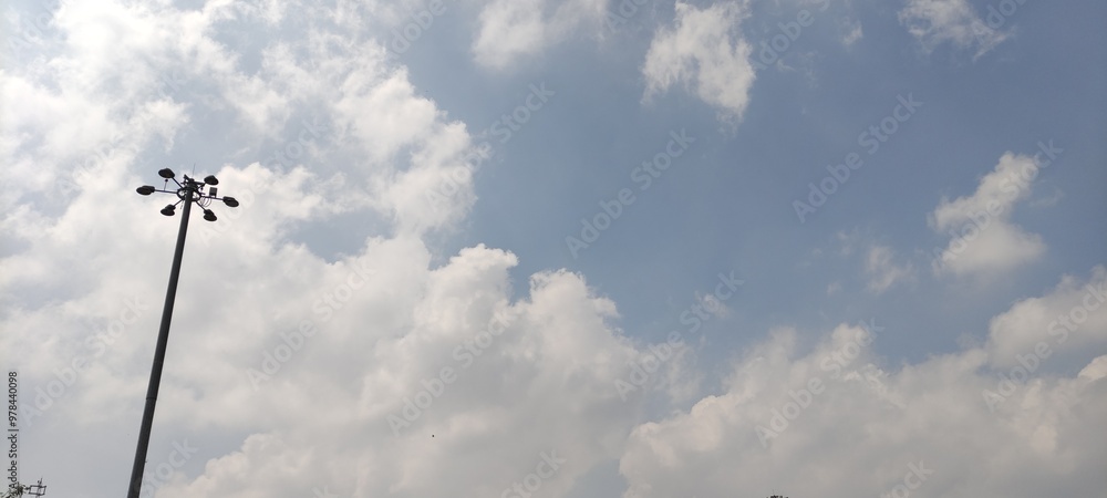 Clouds accompanying the beautiful blue sky,Nubes que acompaña el hermoso cielo azul Clouds accompanying the beautiful blue sky,Nubes que acompaña el hermoso cielo azul