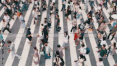 人々が歩いて移動する交差点　スローモーション　ぼかし