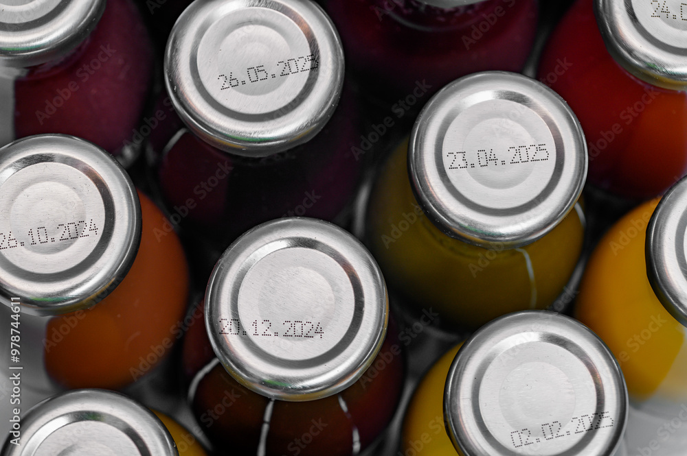 Data ważności, termin przydatności nadruoowany na produktch spożywczych, napoje Data ważności, termin przydatności nadruoowany na produktch spożywczych, napoje