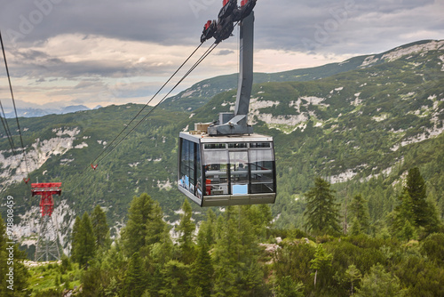 Obraz na płótnie Modern cable car in Dachstein mountain range. First section. Austria w salonie