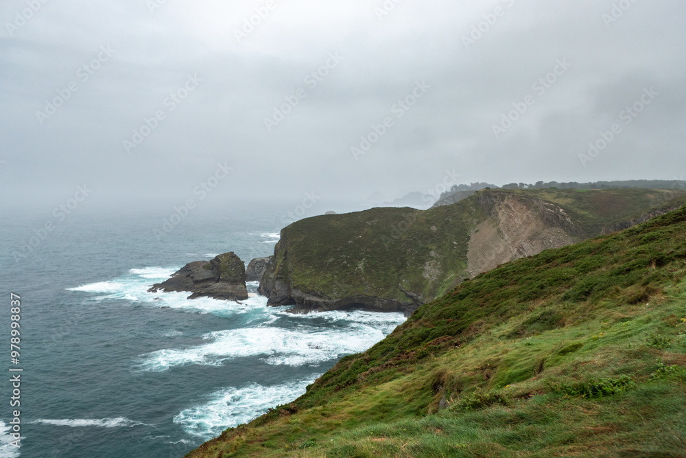 Vista panorâmica sobre os penhascos do Cabo Vidio em Asturias, Espanha num dia muito nublado Vista panorâmica sobre os penhascos do Cabo Vidio em Asturias, Espanha num dia muito nublado