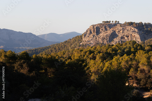 Paisaje con la cima donde esta el yacimiento arqueológico del poblado Íbero El Puig de Alcoy desde la Sarga, España