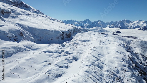 Joli paysage de montagnes enneigées dans la campagne française, sur les pistes de la station de ski de Vaujany, près de Grenoble, pendant un beau jour ensoleillé au sommet des pistes. photo